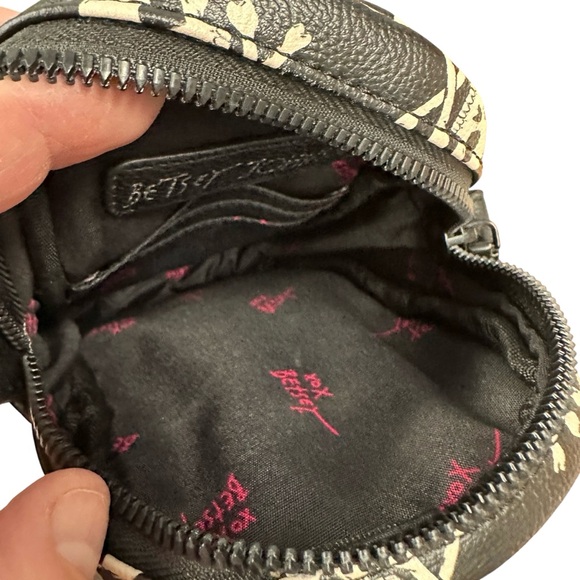 Betsey Johnson skull and crossbones black white crossbody bag - Picture 7 of 9